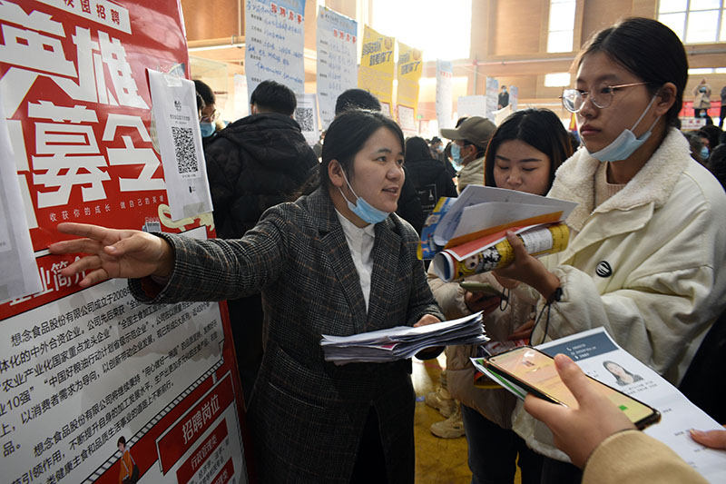 44用人单位相关负责人也耐心答疑解惑，希望能更好地帮助同学们了解招聘的相关情况.jpg