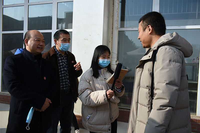 33黄河交通学院副校长王元福在招就办主任和松灿、学生处处长杨力以及各二级学院主要负责人的陪同下亲临现场与学生和用人单位亲切交谈.jpg