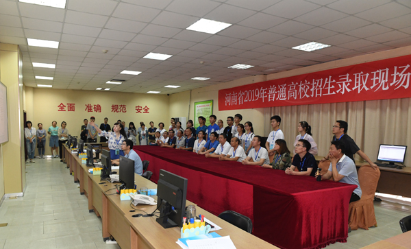 参观了解我省普通高招录取工作进展情况_20190728_263.jpg