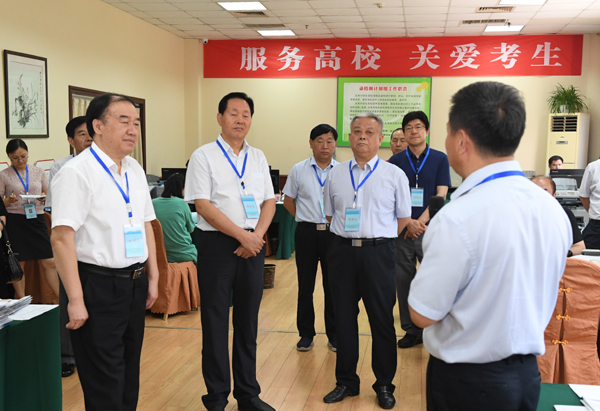 1574153390437661.jpeg 省人大常委会副主任徐济超了解普通高招录取进展情况_20190723_562.jpg